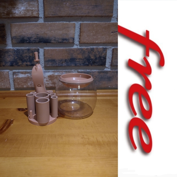 Free with purchase make-up brush cleaner - Picture 1 of 6